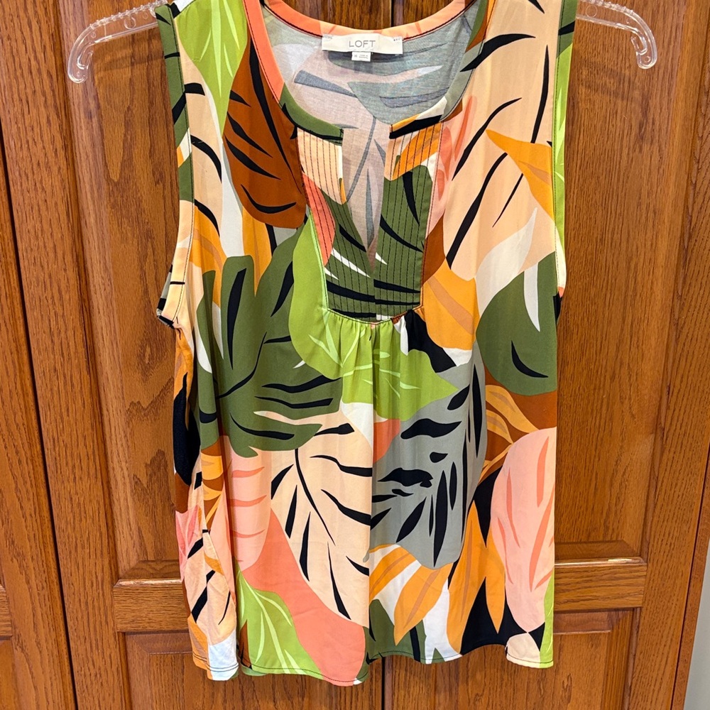 LOFT Tropical Print V-Front Top-Size M